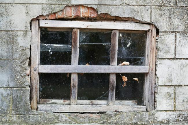 danos estruturais na janela do porão rachada