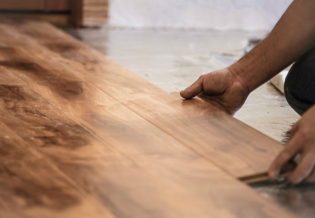 दृढ़ लकड़ी के फर्श के प्रकार (और प्रत्येक को कैसे स्थापित करें)