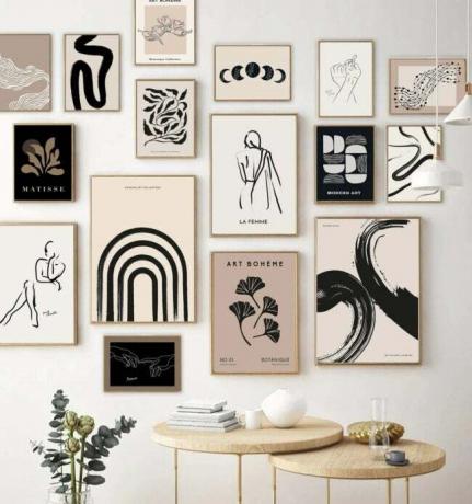 קיר גלריה לעיצוב קירות Etsy עם תמונות בשחור לבן במסגרות עץ בהירות