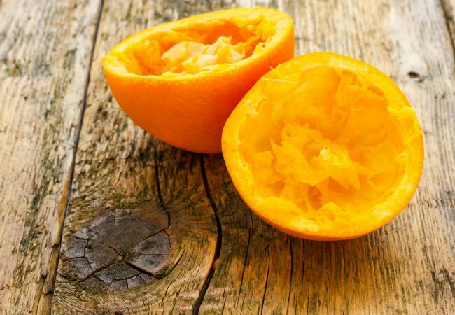 Σπιτικό Kindling - Ρίξτε φλούδες πορτοκαλιού στη φωτιά σας