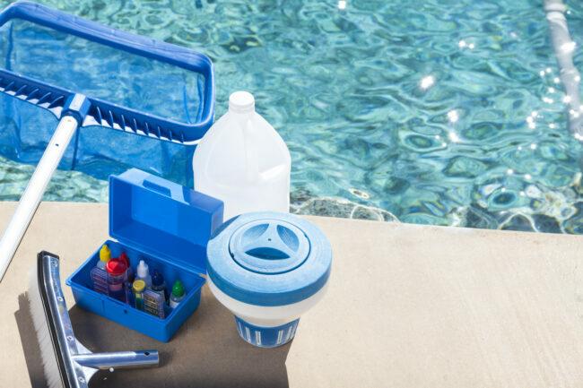 Equipamento para testar a qualidade da água da piscina e limpar uma piscina