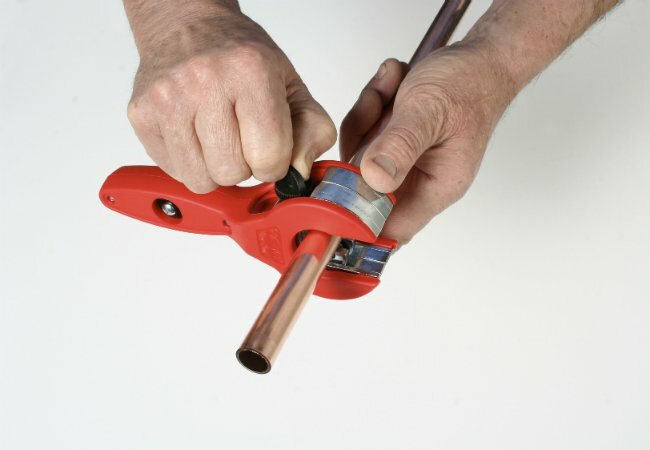Comment couper un tuyau en cuivre