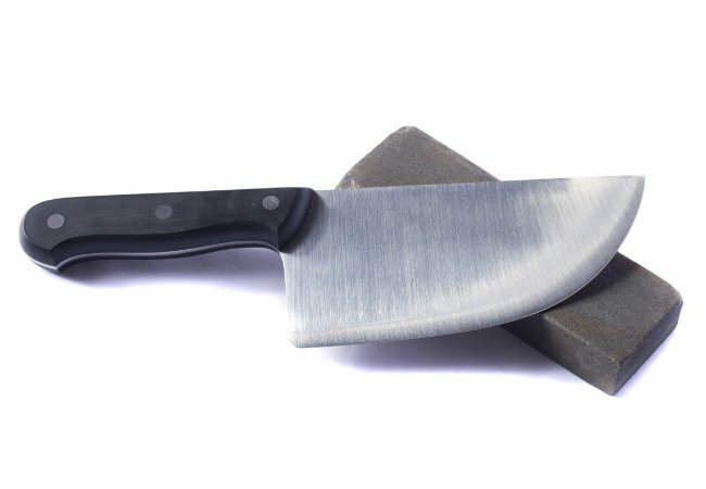 Hur man vässar en kökskniv - med en slipsten