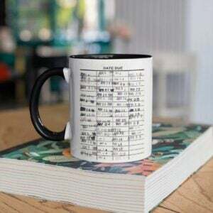 אפשרות המתנות לאוהבי הספרים: ספל קפה של כרטיס ספרייה ישן