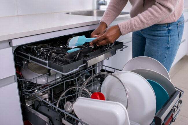 хто встановлює посудомийні машини