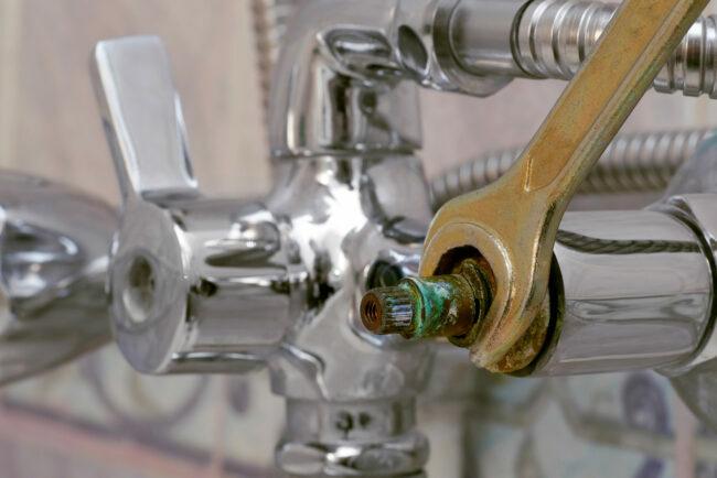 lekkiva kraani parandamine - vigase keraamilise ketaskasseti asendamine katlakiviga dušisegistis mutrivõtme abil