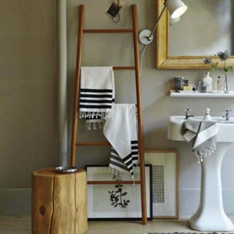 DIY vannas istabas idejas - kāpņu dvieļu statīvs