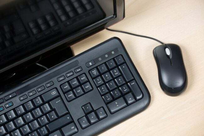Primer plano de teclado y ratón negro limpio