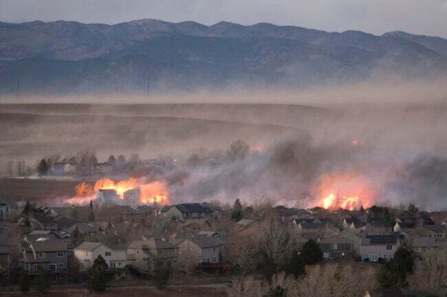 iStock-1362136473 namai negali būti apdrausti Kolorado riedulys, degantis per miškų gaisrus