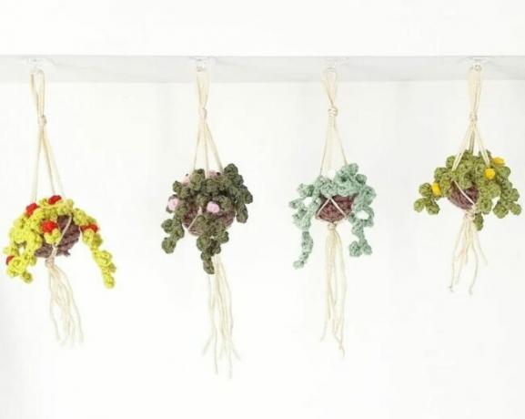 Floreiras suspensas em crochê feitas de fios