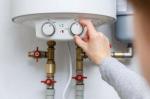ガス vs. 電気温水器の月々のコスト：支払う金額に応じてどれを選ぶか