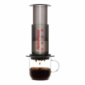 A melhor opção de máquina de café expresso manual: cafeteira AeroPress e máquina de café expresso