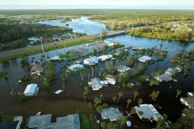 comunidad de casas costeras inundadas