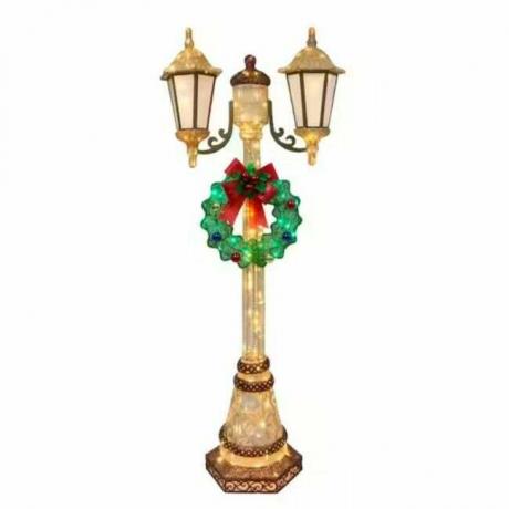 최고의 야외 크리스마스 장식 옵션: 반짝이는 조명이 달린 금빛 램프 기둥