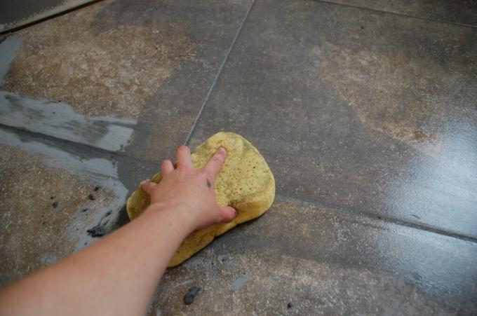 Cómo aplicar lechada para baldosas - Limpiar con un paño