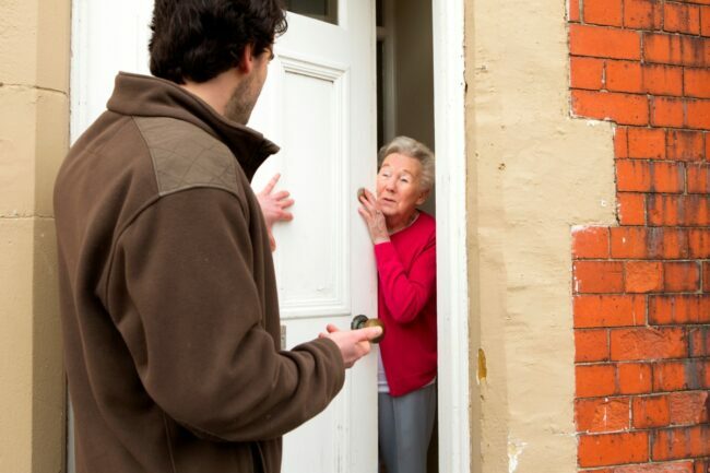 Krádež domovského titulu - staršia žena odpovedá na dvere