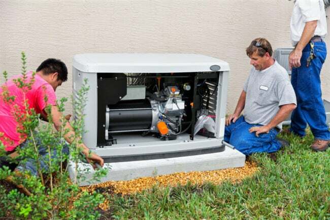 iStock-170165360 standby-generator som installerer en generator for hele huset