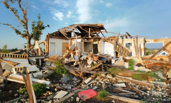 Дом, разрушен от торнадо