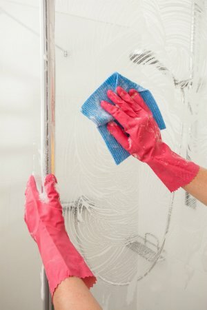 كيفية تنظيف زجاج شبكي - باب الحمام
