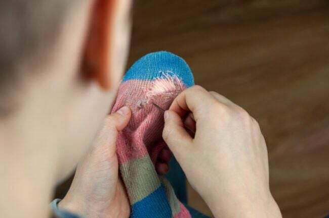 kaip sušukuoti kojines – siuvimas skersai skylės