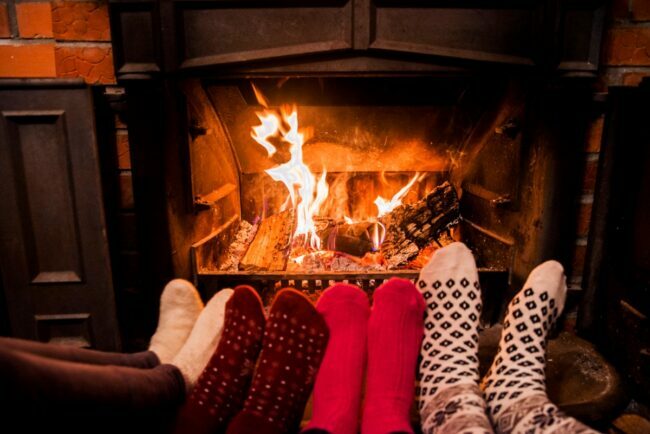 Família aquecendo os pés com meias