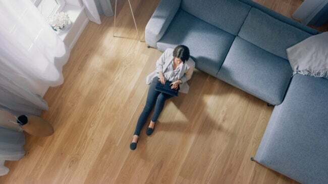 golv överraskar kvinna som sitter på golvet