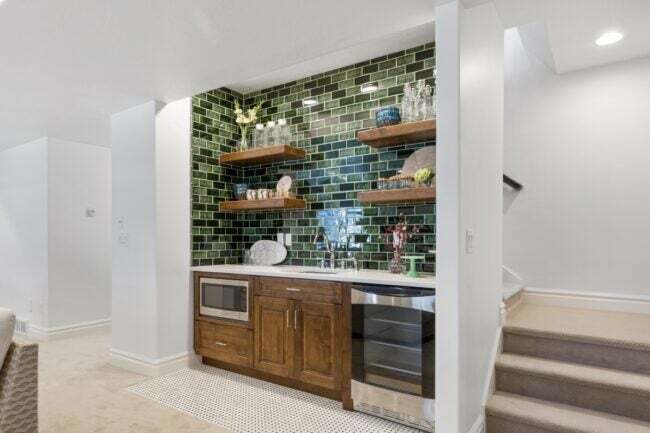 緑色のタイルを備えた地下室の簡易キッチン