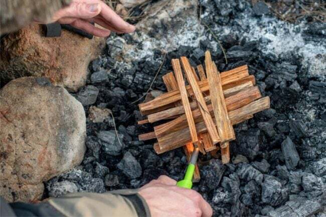 Jak rozdělat oheň v ohništi