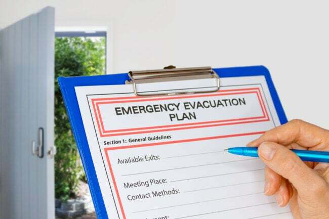 Schránka s plánom núdzovej evakuácie vedľa východu