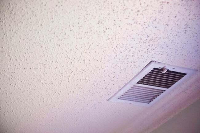 通気孔付きの白いポップコーン天井