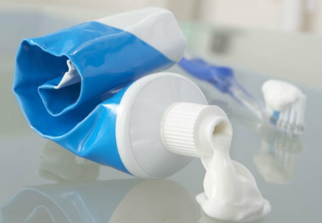 Ako odstrániť škrabance zo skla - zubná pasta