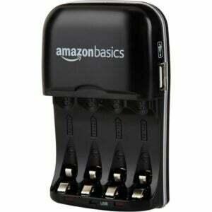 „Amazon Basics“ AA ir AAA baterijų įkroviklis baltame fone.