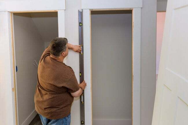 iStock-1398012700 พื้นที่จัดเก็บตู้เสื้อผ้าแบบวอล์คอินประเมินผนังระหว่างตู้เสื้อผ้าสองตู้