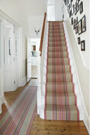 Hoe tapijt op trappen te installeren - Traploper in de gang