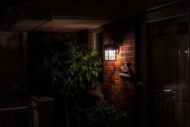 ali morate ponoči pustiti prižgano luč na verandi