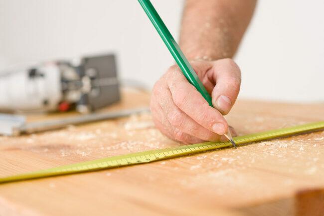 Hoe maak je een timmermansbijenval Snijd je stuk hout?