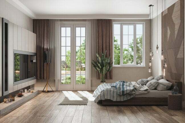 Спалня с прозорци, гледащи към басейн и кафяви завеси между престилката и пода