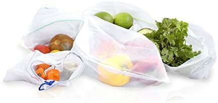 A gyümölcsöket és zöldségeket fehér hálós, újrafelhasználható zacskóban tárolják.