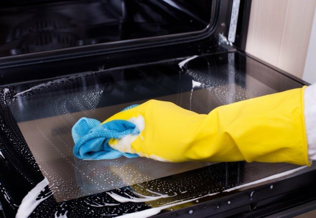 Lo que se debe y no se debe hacer al limpiar un horno