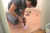 Comment installer un revêtement de sol en planches de vinyle (Guide étape par étape)