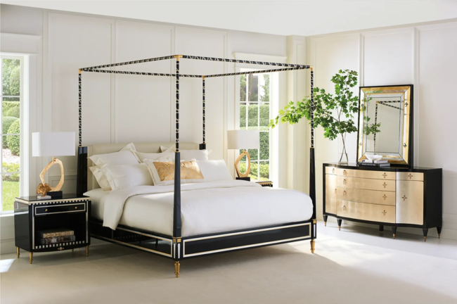 Courturier-King-Canopy-Bed-by-Caracole-は、寝室にある黒木と真鍮の天蓋付きベッドで、お揃いの家具が置かれています。