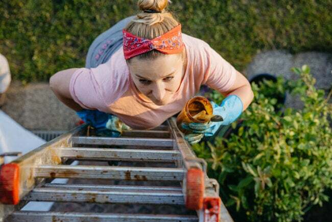 iStock-1359667480 produktivitet hackar kvinna som klättrar på stege för att måla