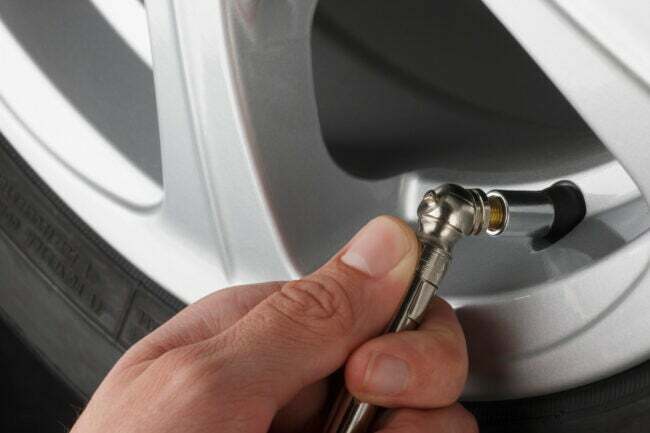 как да използвате манометър за налягане в гумите