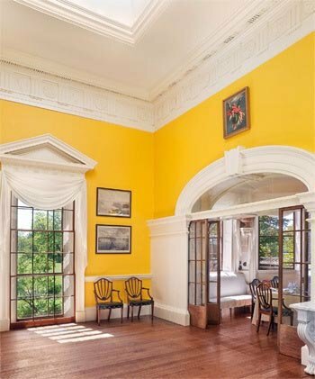 Sala de jantar amarela cromada de Monticello