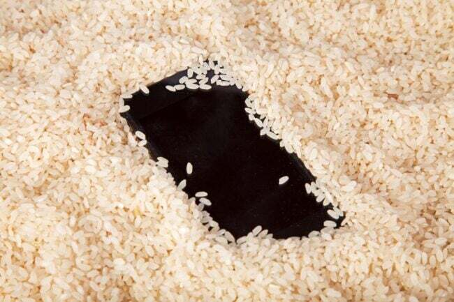 携帯電話を米の中で乾燥させる