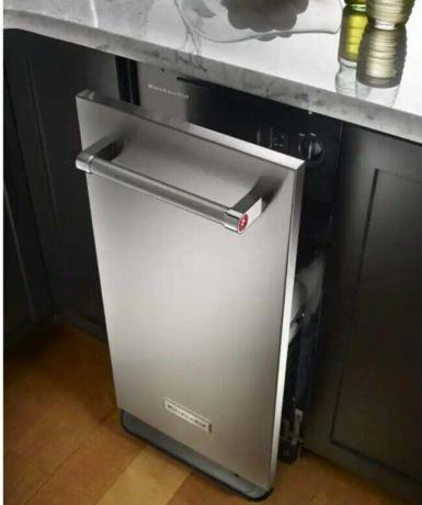 ホームデポの不動産業者は、キッチンキャビネットから引き出された組み込みのゴミ圧縮機を望んでいません