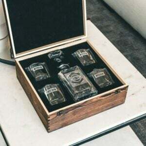 Най-добрата опция за персонализирани подаръци: Персонализиран комплект декантер за уиски