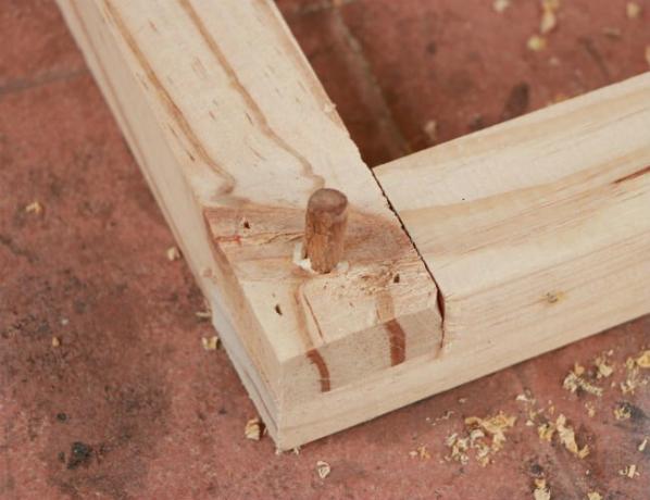 7 Robustných typov drevených spojov - Hmoždinový spoj