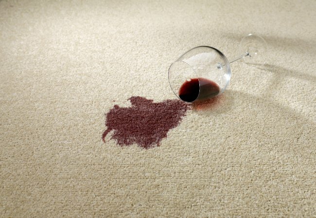 Ajuda na limpeza de vinho derramado