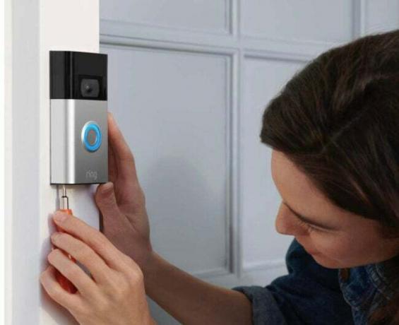 „Amazon“ vaizdo durų skambučio baterijų keitimas ant skambančio durų skambučio